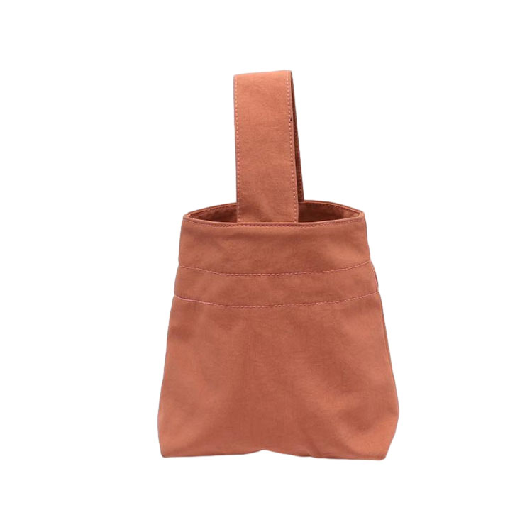 How to choose a solid color handbag that is similar to the color of your clothes?