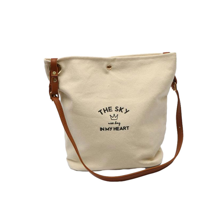 The correct way to wear a crossbody shoulder bag